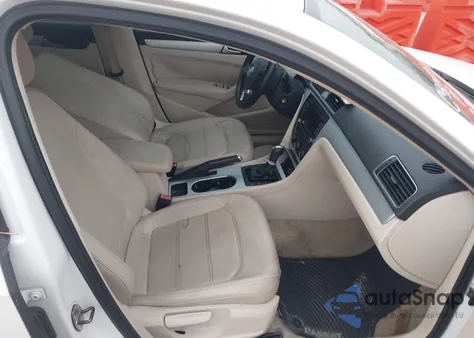 2013 Volkswagen Passat 2.5L Se z USA, uszkodzony, nr VIN 1VWBH7A37DC068249